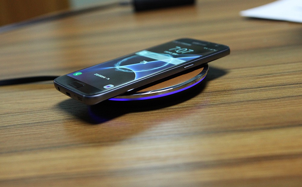 Bezdrátová nabíjecí stanice "Magic Disc“ pro Samsung Galaxy S7 / S7 Edge / S6 / S6 Edge – černá
