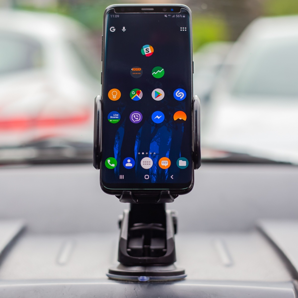 Držák do auta s automatickým otvíráním „RoboFix“