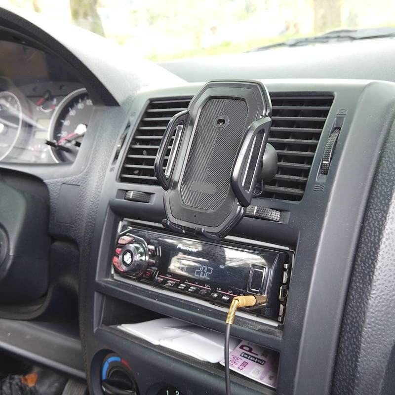 Držák do auta s automatickým otvíráním „RoboFix“