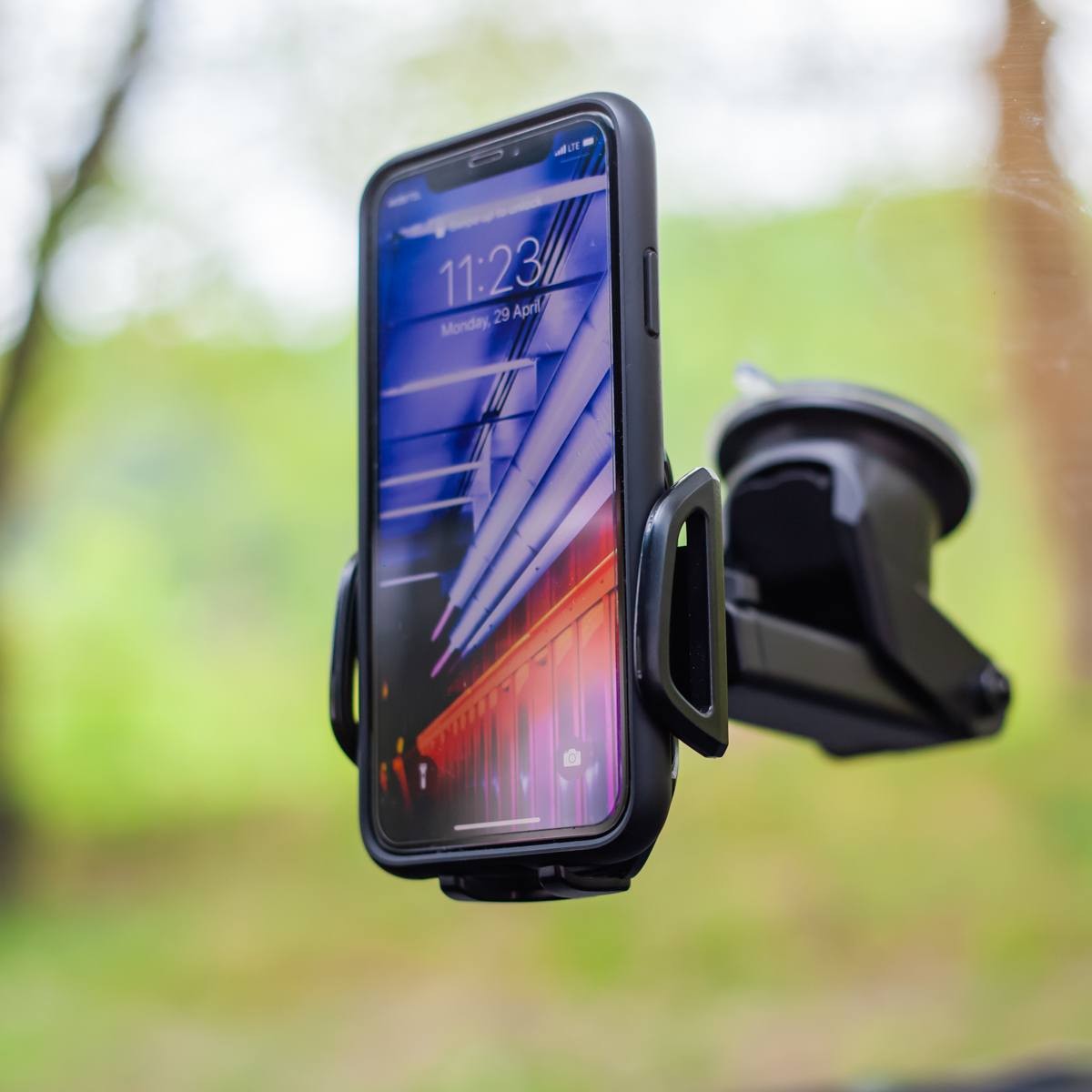 RoboFix: Automatický držák do auta s přiloženým Micro USB kabelem
