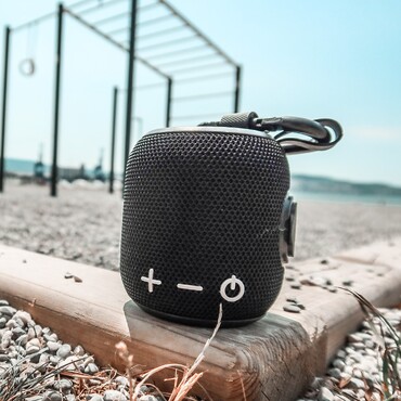 Reproduktor Bluetooth Outstyle Tunes – vodotěsný, odolný, hlasitý a přenosný, s vestavěným mini subwooferem - černý